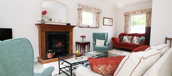 WESTGATE COTTAGE, pet-friendly, near Sittingbourne