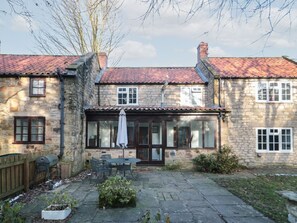 Outdoor dining - Brewers Cottage, Pickering (Pickering)