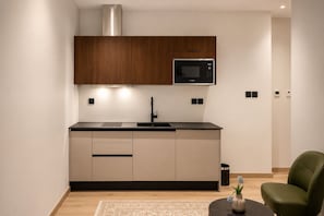 Estudio estándar, vista a la ciudad | Cocina privada | Microondas, parrilla de estufa y utensilios de cocina