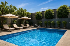 Una piscina al aire libre