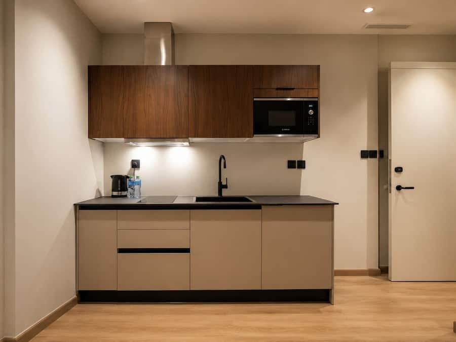 Estúdio standard, vista para a cidade | Cozinha privada | Micro-ondas, cooktop, talheres/pratos/utensílios de cozinha