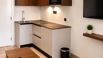 Apartamento família | Cozinha privada | Micro-ondas, cooktop, talheres/pratos/utensílios de cozinha