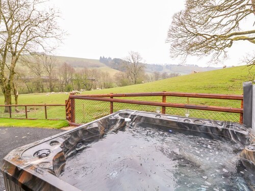 PINES PITCH: Cozy Retreat with Hot Tub