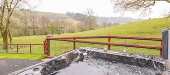 PINES PITCH: Cozy Retreat with Hot Tub