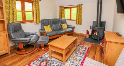 PINES PITCH: Cozy Retreat with Hot Tub