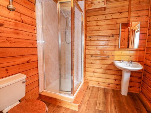 PINES PITCH: Cozy Retreat with Hot Tub