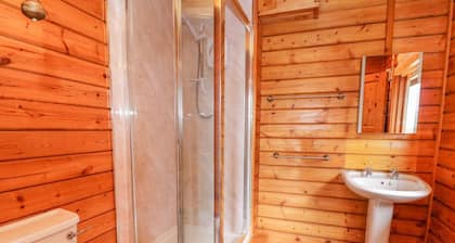 PINES PITCH: Cozy Retreat with Hot Tub