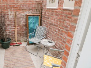 Terrace/patio - Postman's Cottage, Bridlington (Bridlington)