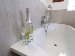 Shower - Postman's Cottage, Bridlington (Bridlington)