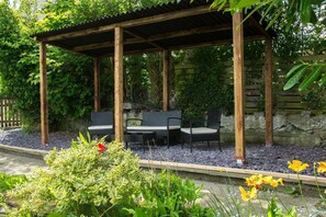 Terrace/patio - Monarfon: A Coastal Retreat (Tyn-y-Gongl)