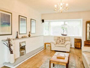 Living area - Monarfon: A Coastal Retreat (Tyn-y-Gongl)
