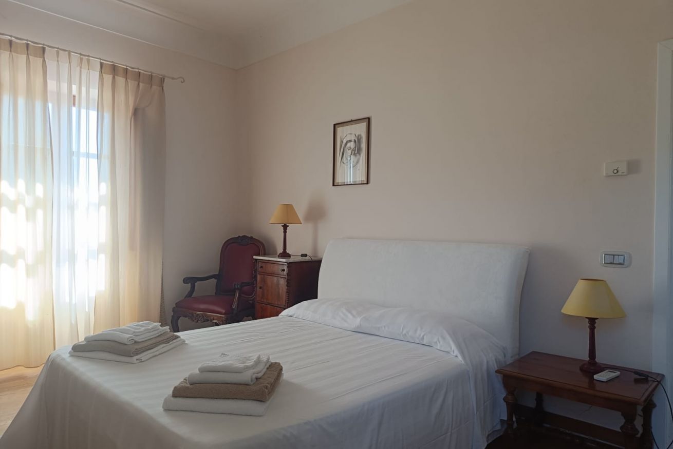 5 Schlafzimmer, Bügeleisen/Bügelbrett