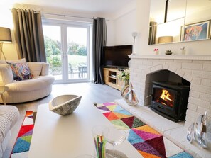 Fireplace - Charming Gwelfor Retreat in Cemaes Bay (Cemaes Bay)