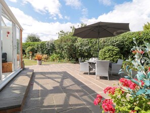 Outdoor dining - No 8, Burnham-On-Sea (Burnham-on-Sea)