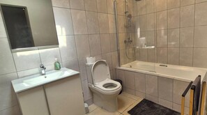 Douche, serviettes fournies, papier toilette