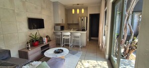 Private kitchen - Beautiful 2-bedroom cottage in Johannesburg perfect for a relaxing getaway (Johannesburg)
