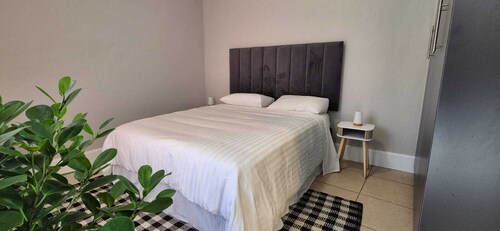 Beautiful 2-bedroom cottage in Johannesburg perfect for a relaxing getaway