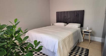 Beautiful 2-bedroom cottage in Johannesburg perfect for a relaxing getaway