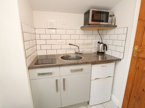 Private kitchen - The Gate House Retreat (Ventnor)