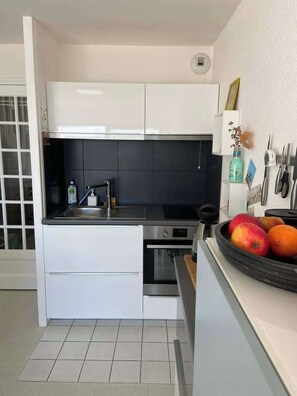 Private kitchen - Gribiche and Ravigote: Duplex with Ocean View and Parking (Fort-Mahon-Plage)