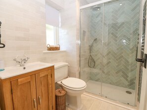 Shower - Haul A Gwynt, Criccieth, Wales. (Criccieth)