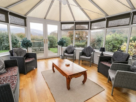 Living area. Ddol Helyg Farmhouse, Llanrug