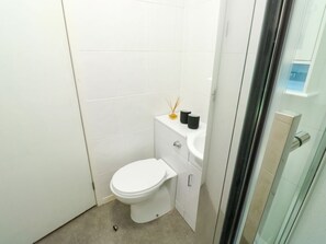 Shower - Rosa, Torquay, Devon, sleeps 2 (Torquay)