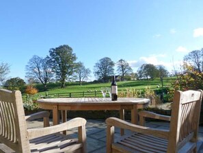 Outdoor dining - The Round House, Middleham (Leyburn)