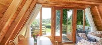 Apple Tree Lodge: Open-Plan Living Oasis
