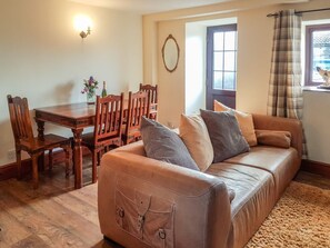 Living area - Rambler's Cottage - Pet-Friendly Haven (Matlock)
