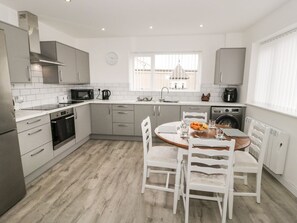 Dishwasher, high chair - Trigfa: Charming Retreat in Llanfechell (Amlwch)