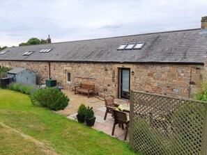 Outdoor dining - HEMMEL COTTAGE, woodburner, WiFi, in Chatton (Alnwick)