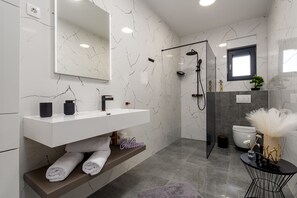 Shower, hair dryer, towels - Villa Ro&Lu ZadarVillas (Zemunik)