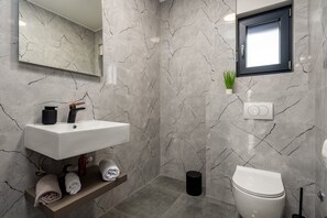 Shower, hair dryer, towels - Villa Ro&Lu ZadarVillas (Zemunik)