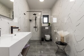 Shower, hair dryer, towels - Villa Ro&Lu ZadarVillas (Zemunik)