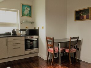 Microwave, oven, stovetop, dishwasher - Peaceful 1-bedroom apartment in welcoming London neighborhood (London)