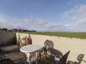 Outdoor dining - Seaview: Coastal Retreat in Nairn (Nairn)