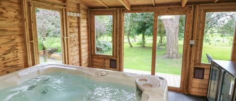 Indoor spa tub