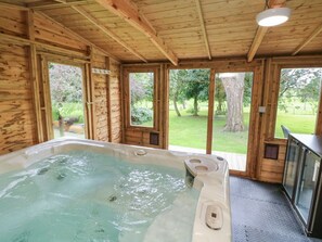 Indoor spa tub - Jasmine, Bydown near Barnstaple. (Barnstaple)