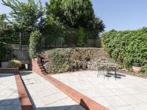 Outdoor dining - Charming 1 Old Thatch Home (Bridgwater)
