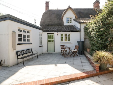 Outdoor dining. Charming 1 Old Thatch Home
