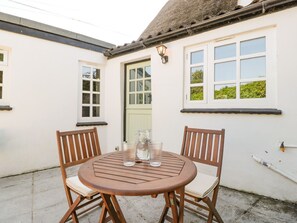 Outdoor dining - Charming 1 Old Thatch Home (Bridgwater)