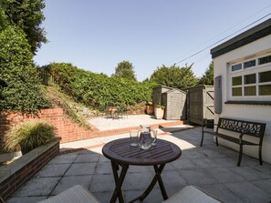 Outdoor dining - Charming 1 Old Thatch Home (Bridgwater)