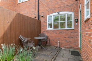 Outdoor dining - 4 Aldelyme Court, Audlem (Crewe)