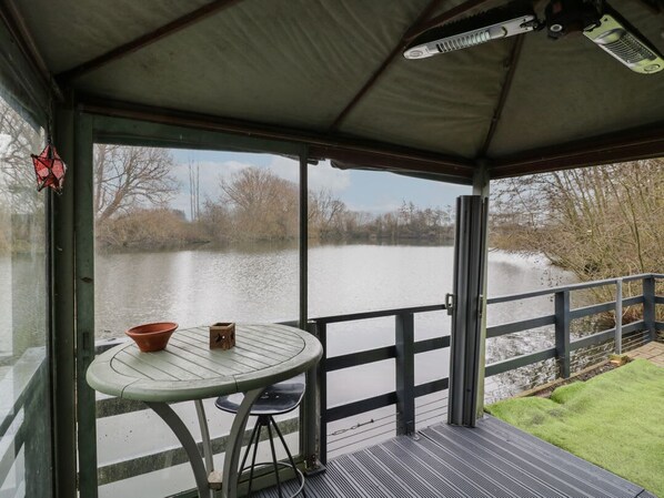 Outdoor dining - The Lakeside Yurt, Beckford (Tewkesbury)