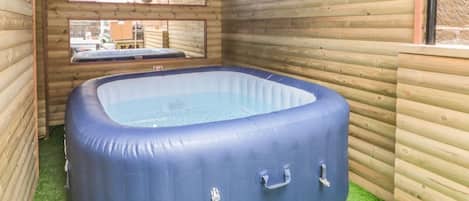 Indoor spa tub