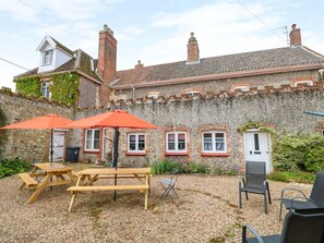 Outdoor dining - Southrepps Lodge, Southrepps (Norwich)