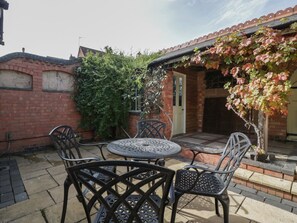 Outdoor dining - Thyme Cottage, Malvern. 3 bed. (Malvern)