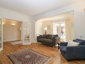 Living area - Thyme Cottage, Malvern. 3 bed. (Malvern)