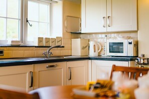 Dishwasher - Crown Cottage, Llanasa (Holywell)